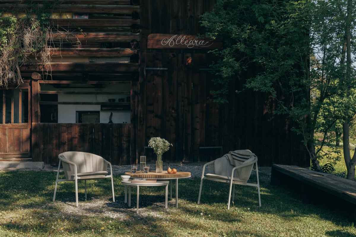 Garten mit Stühlen im Sommer