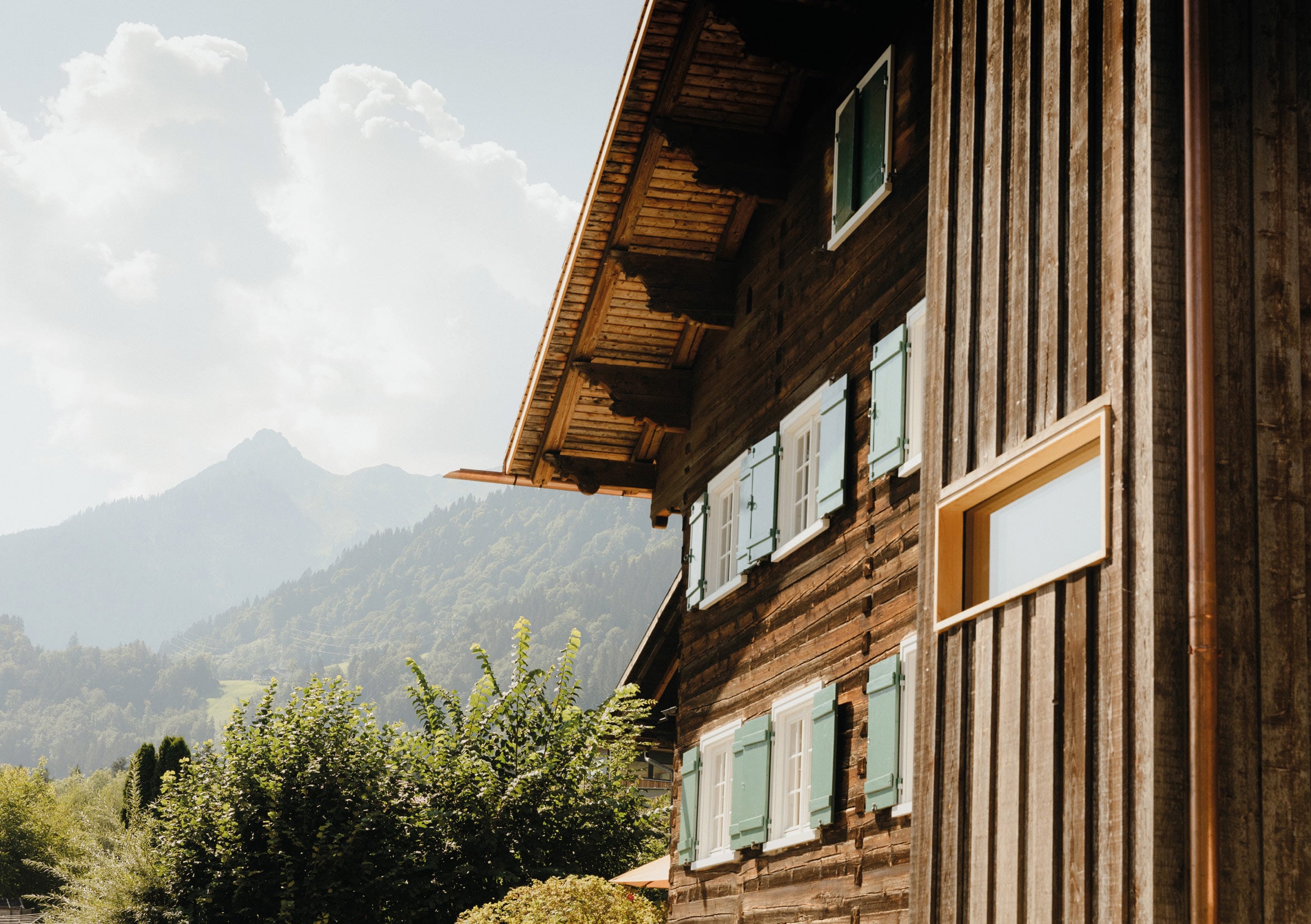 Detailaufnahme Altholz mit Stahltreppe